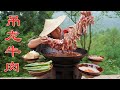【Shyo video】鬼才小伙自制旋转小火锅，拿来吊龙牛肉现切现吃，香辣嫩滑真过瘾！
