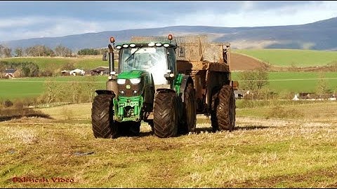 Muck-Spreading the Solids before Ploughing with John Deere 6155R