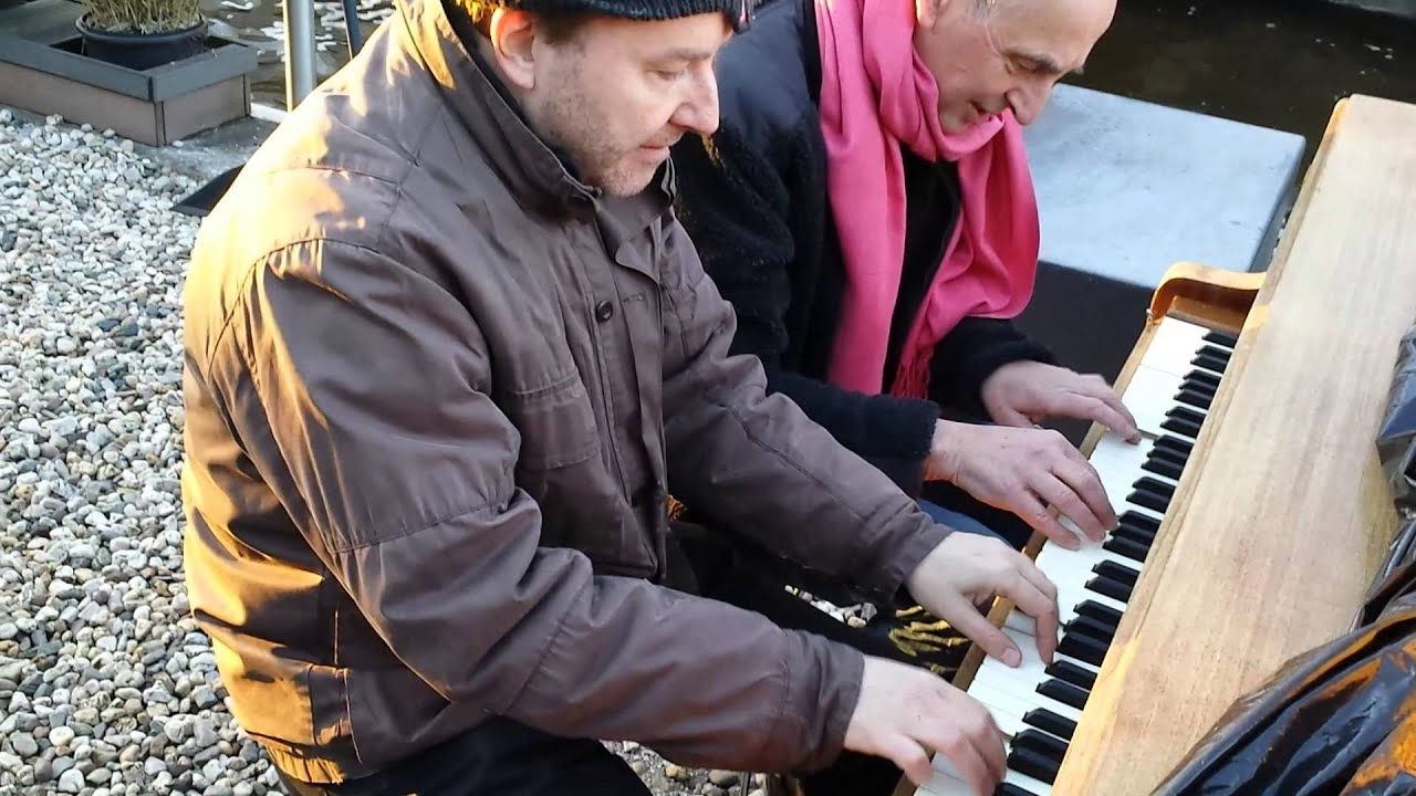 Dag 220 - De Buitenpianist van Cultuurschip Thor & Hans Vroomans: Happy Mango Song