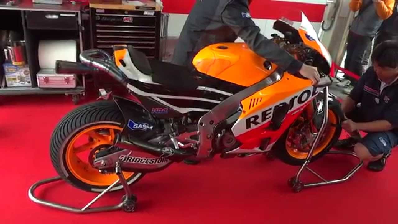 HONDA RC213V 爆音エンジンスタート、暖気運転