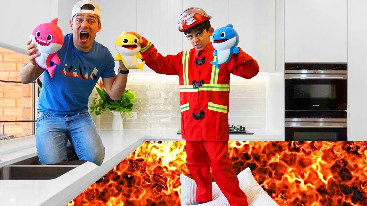 Jason игра Еартх ис Лава са својим братом