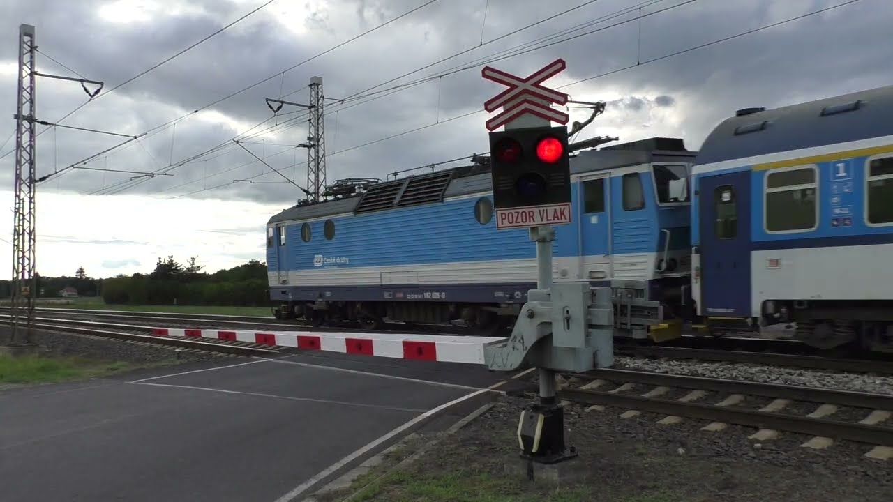 Železniční přejezd Hněvice  -  Záluží P2412