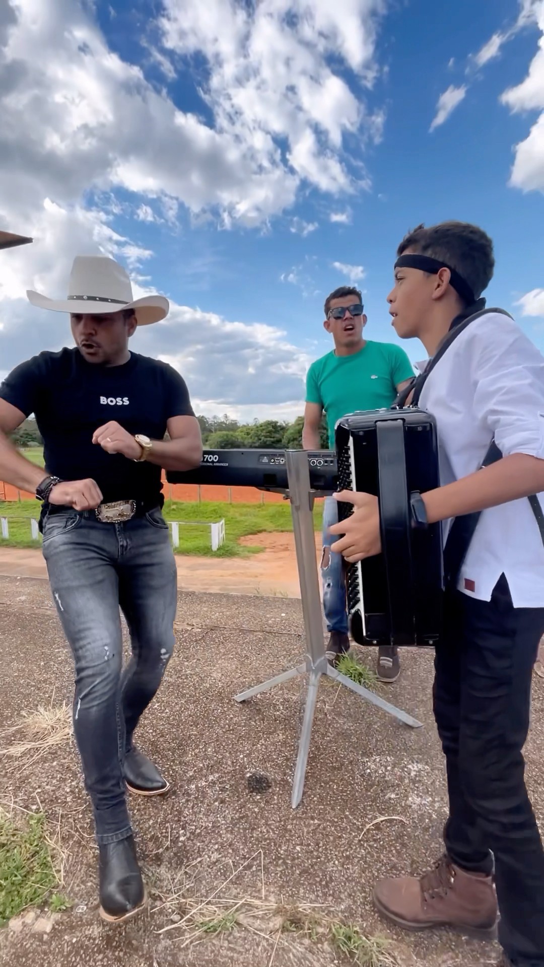 Bota esse Piseiro pra bombar é um sucesso com Alejandro e seu pai confere aí galera #leaozinho