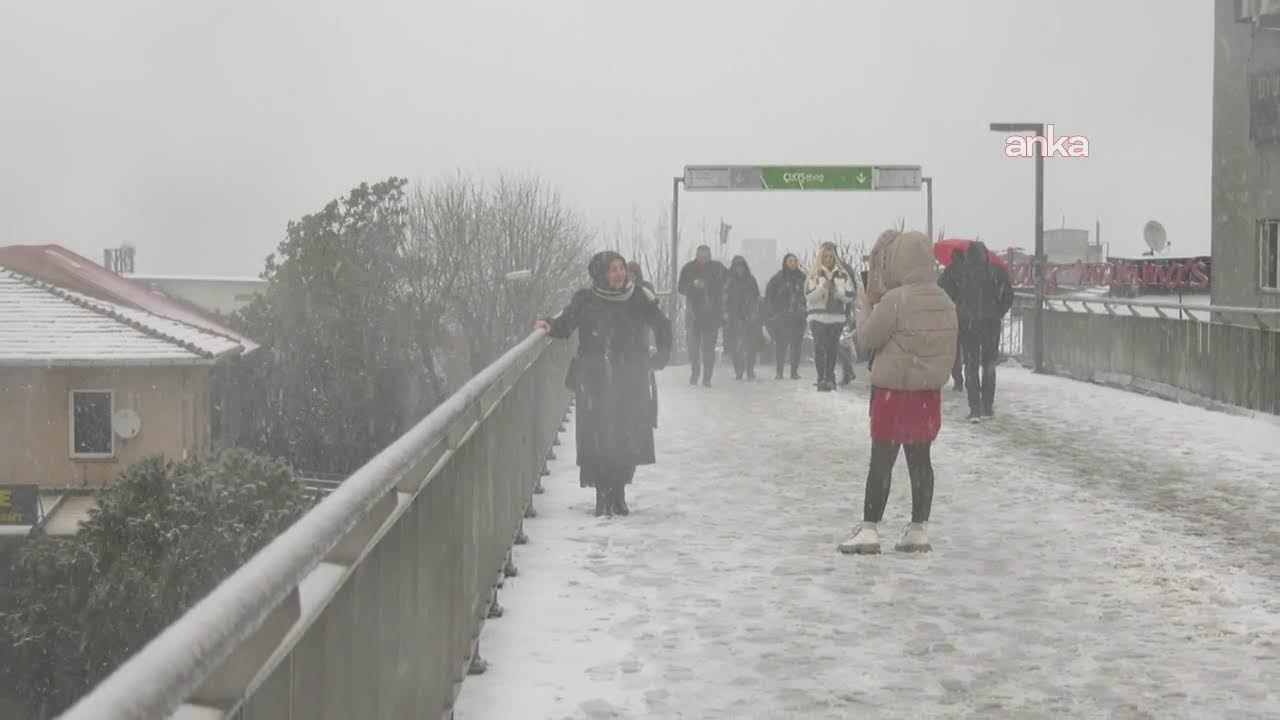 İstanbul'da kar yağışı aralıklarla etkisini sürdürüyor, D-100 Mecidiyeköy kesiminde son durum 