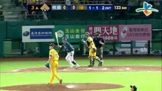 20131011 CPBL 猿VS象 3上 郭嚴文右外野高飛球接殺出局 林煜清鬆口氣 安全下庄