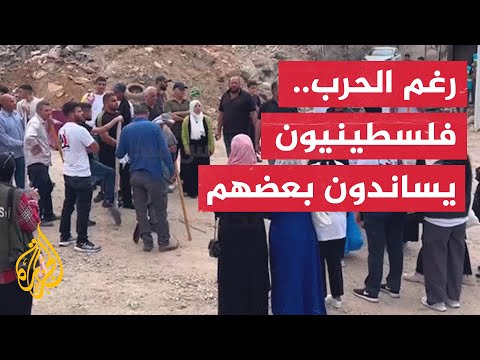 فلسطينيون يتطوعون لمساعدة الأهالي وإزالة الركام الذي خلفه الاحتلال في نور شمس