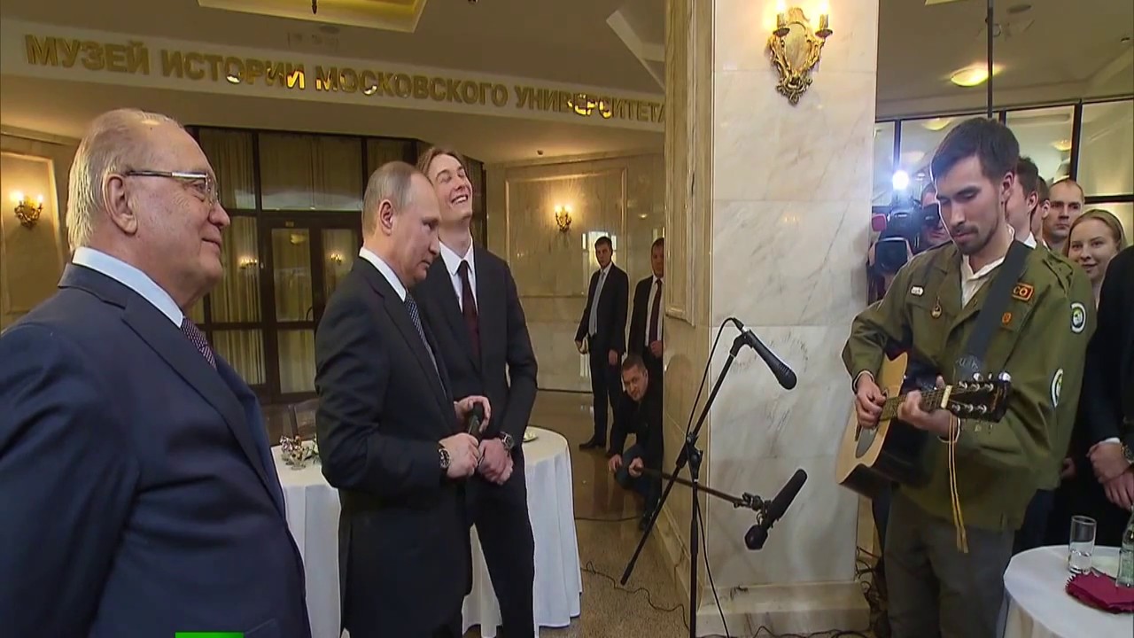 Путин едет на камазе