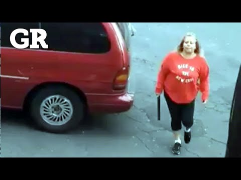 Enfurece tras choque... destroza auto