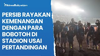 Tim Persib Bandung Rayakan Kemenangan dengan Para Bobotoh di Stadion Usai Pertandingan