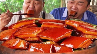 20 catties of spiced pork  the second brother makes ”Dongpo pork”. The meat is cut into large lumps