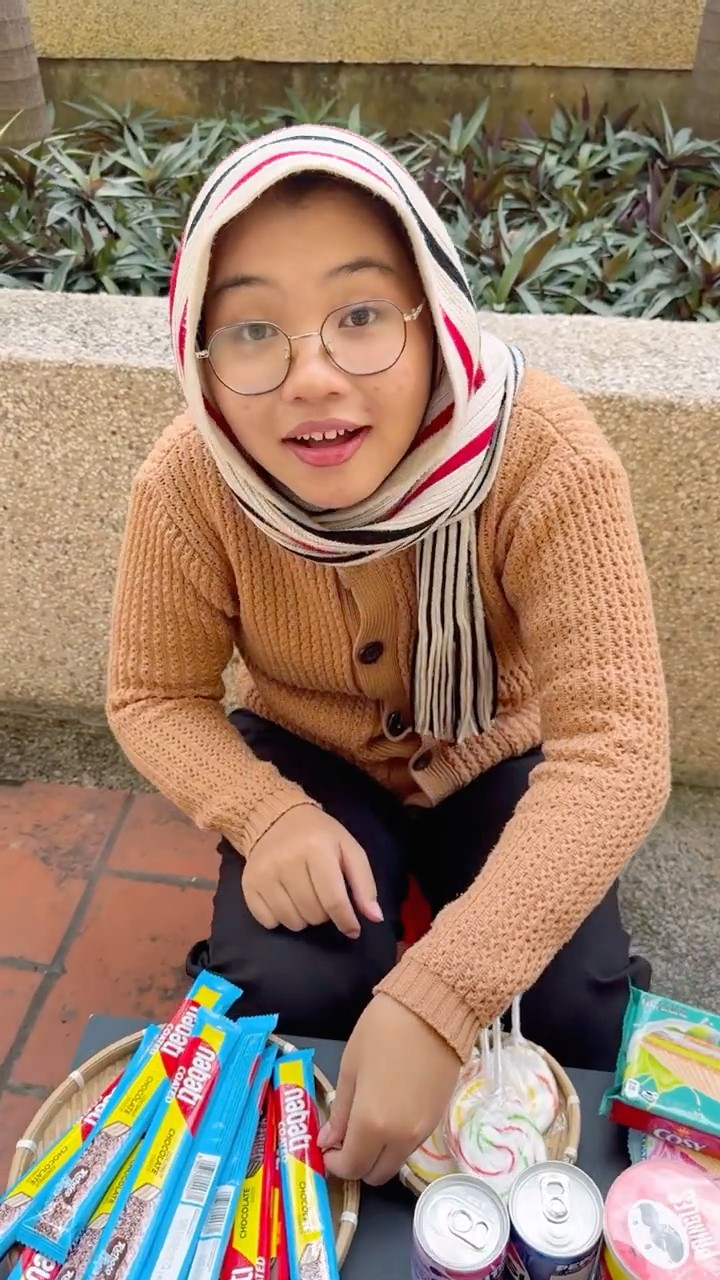 Su Hao film: buy food with leaves ?