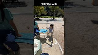 엄마랑 누나 회전무대 태워주는 괴력의 아기 ㅋㅋㅋ