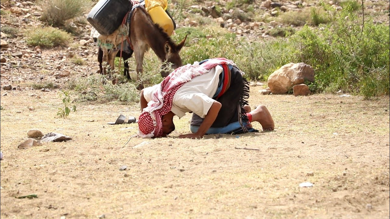 سرقو عليه الغنم وهو يصلي ما اهتز له رمش ولا تزحزح