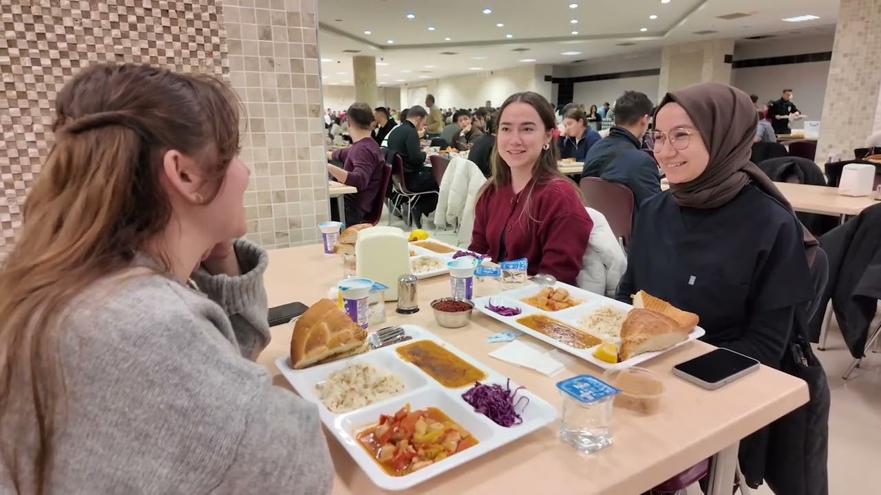 Rektör Dalgar Ramazan Sokağı Açılışında Öğrencilerle Buluştu