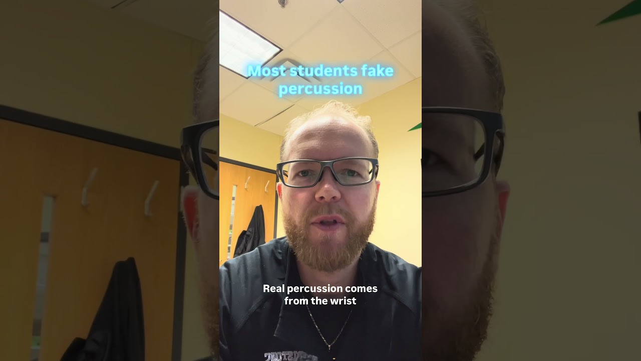 Большинство студентов имитируют игру на ударных инструментах.