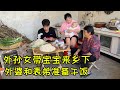 外孙女带宝宝来乡下，外婆和表弟做焖面，又煮一份素汤，好美味啊