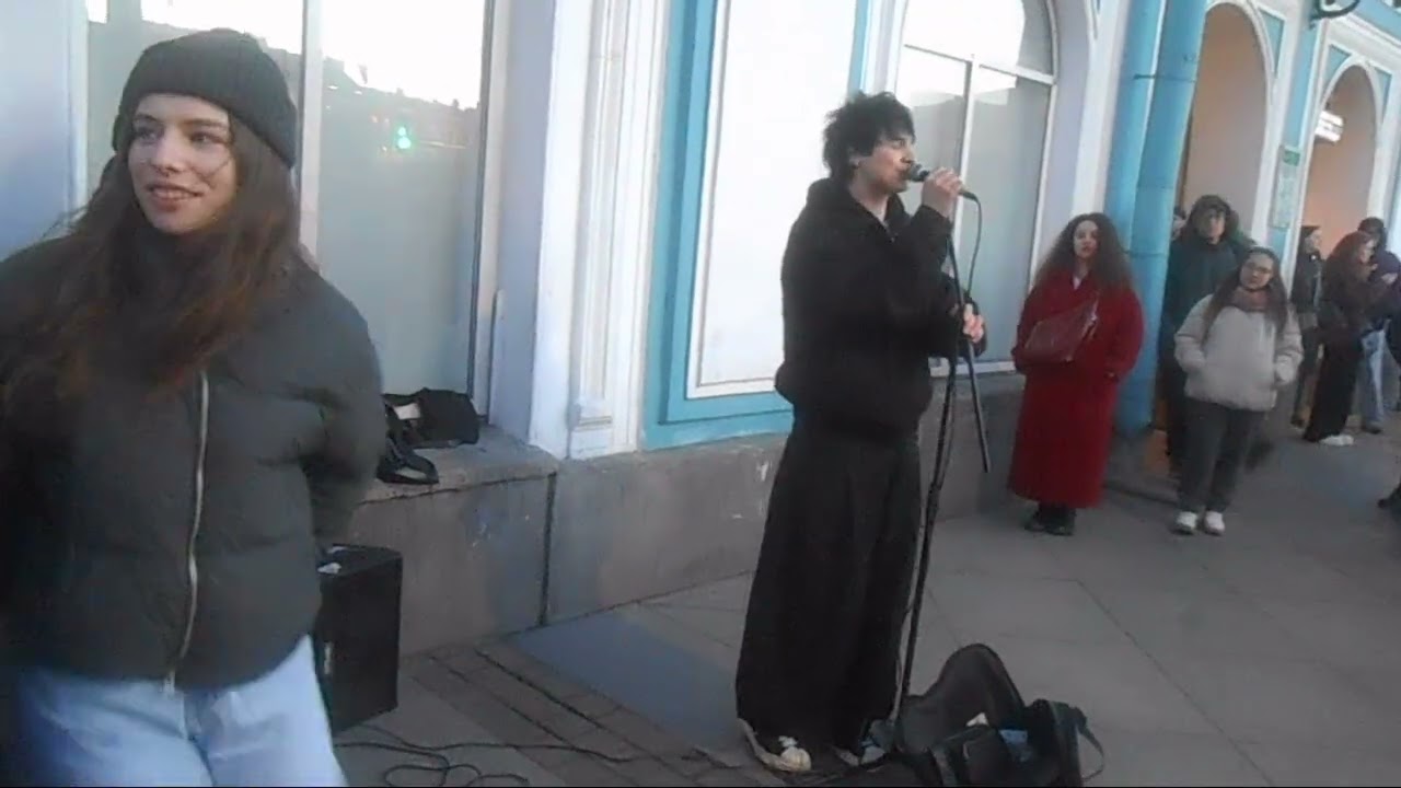 Уличные музыканты Питер Даня и Серёжа на Невском 7 марта ч3 - Младший лейтенант поем все вместе