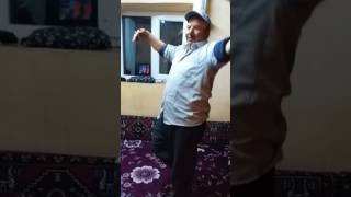 Evde Kirikhava Oynayan Adam