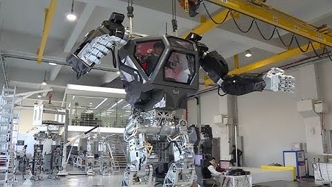 Robô gigante dá seus primeiros passos