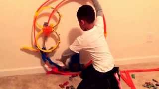 NEW Hot Wheels Super Loop Chase Race Track Set Kids Hot Toy FUTURISTIC AIDEN REVIEW PLAY 2015