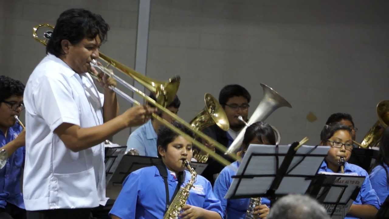 Faustino Diaz y la Banda Filarmónica Maqueos Music