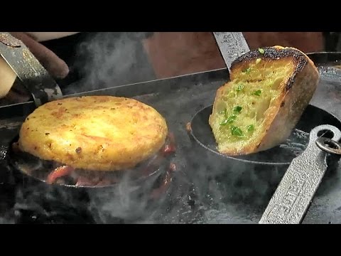 London Street Food Cooking The Spanish Potato Tortilla With Ham-11-08-2015
