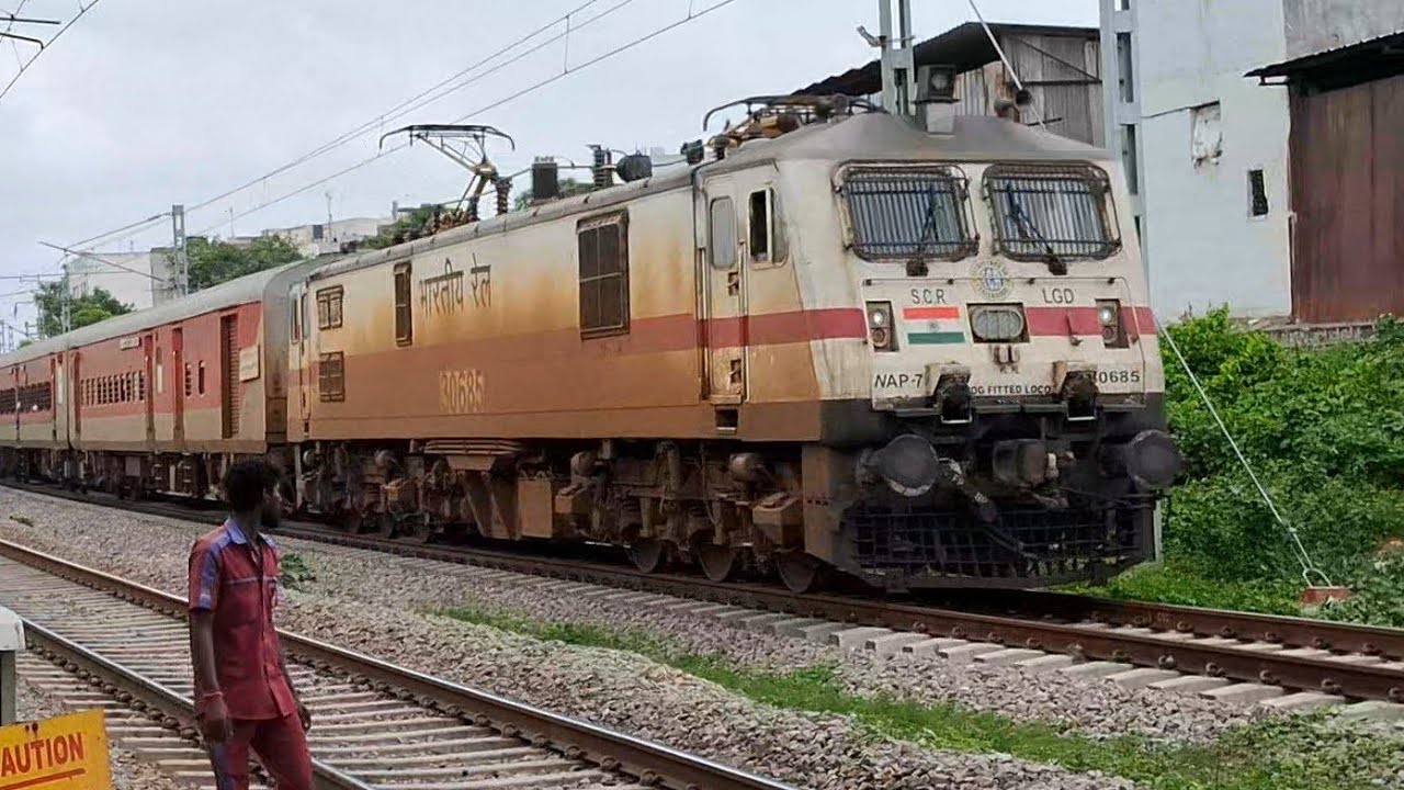 Power Full Sound EOG 15024 Yesvantpur - Gorakhpur Express - YouTube