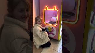 Покупаем сладкую вату необычной формы в автомате самообслуживания.