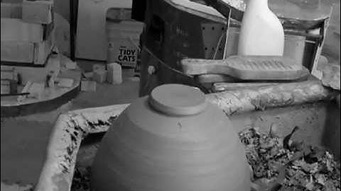 SIMON LEACH POTTERY - Trimming a large bowl  -  May 31