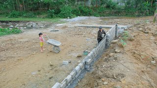 Building a wall to prevent landslides / single mother works as a hired laborer to raise