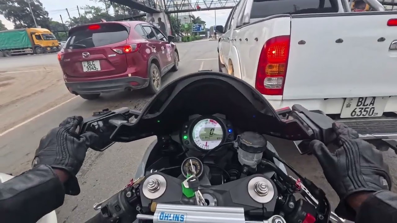 Testing the Zx10 to its limits in traffic and the speed on the straights