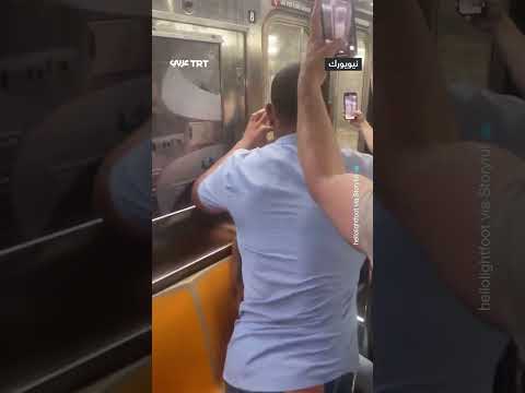محاولة إنقاذ راكبة عالقة في قطار