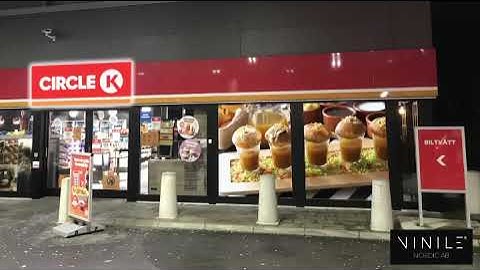 Convenience store with VINILE® applied to the facade