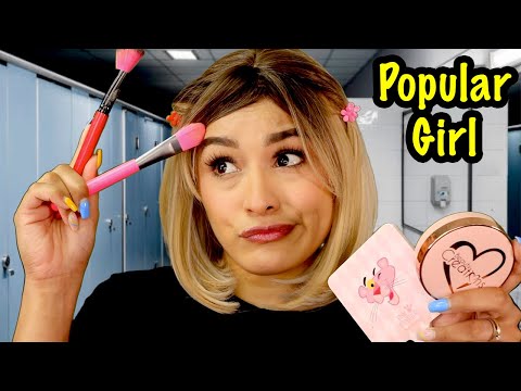 La 💁‍♀️ POPULAR del colegio 💄 TE MAQUILLA en 🚽 EL BAÑO I ASMR en ESPAÑOL I Ges ASMR