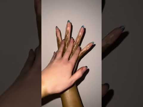 वीडियो: त्वचा से सनलेस टैनर कैसे निकालें: 12 कदम (चित्रों के साथ)