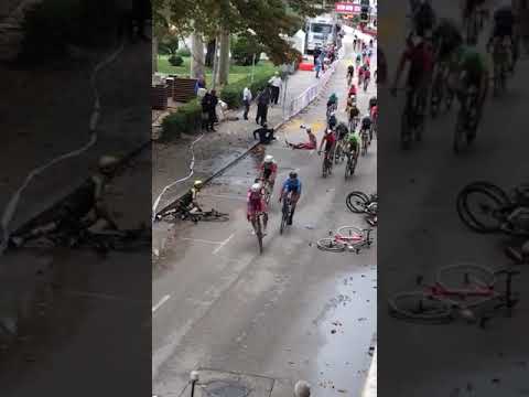 CroRace u Zadru završio incidentom - biciklisti padali zbog akreditirane osobe