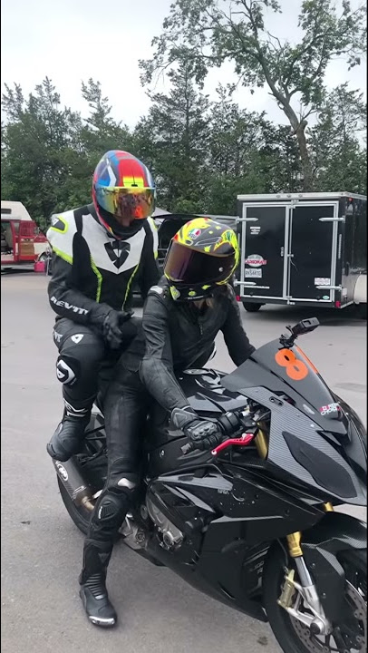 Gadis membawa penumpang besar untuk naik BMW S1000RR-nya #shorts
