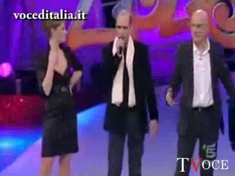 Checco Zalone canta Baciami ancora a Zelig - YouTube