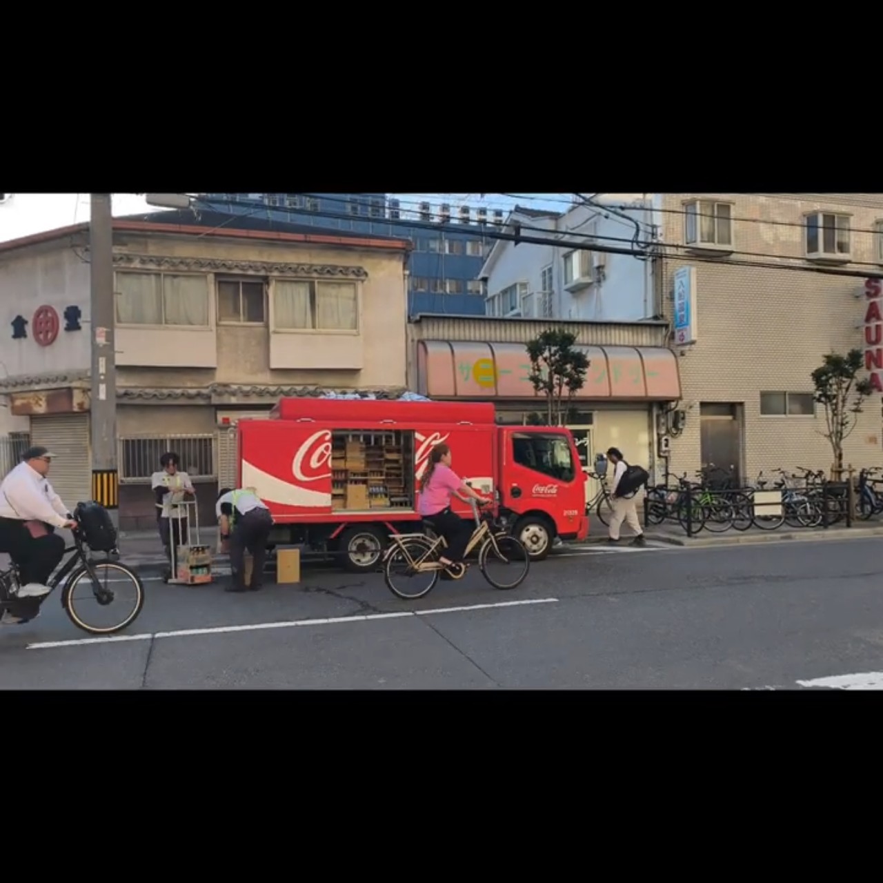 Cute Japanese Coca-Cola delivery truck - YouTube
