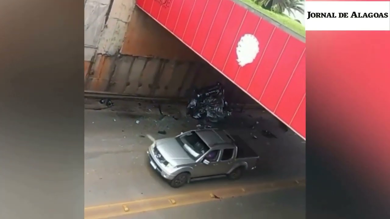 Carro fica destruído após cair de caminhão-cegonha que entalou em