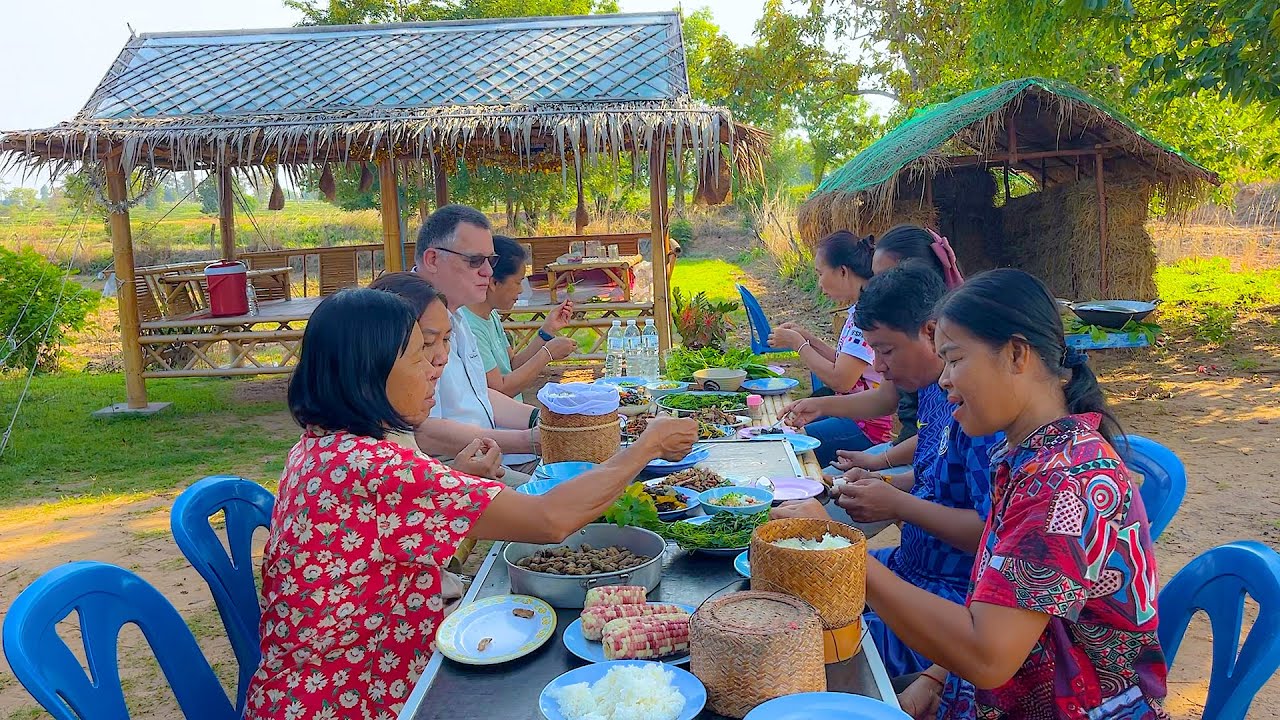 อ่อมหอยจูบ ใส่ดอกแคแกล้มป่นปลาแซ่บๆ ฝีมือแม่ใหญ่ตู้