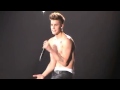 Justin bieber se quita la camisa cantando Baby