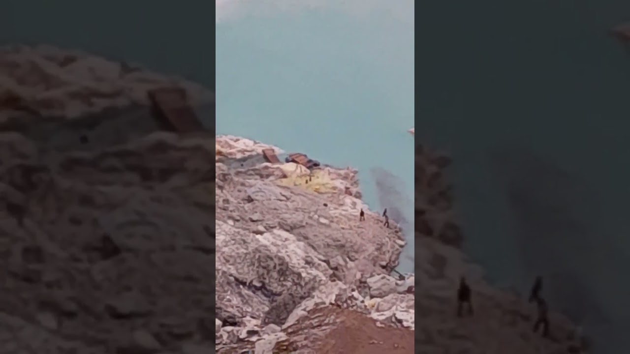 People working in the Ijen volcano in Java 🌋 (sulfur extraction)