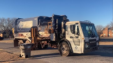 110050 | Mack LR Labrie Automizer Collecting Post-Christmas Trash