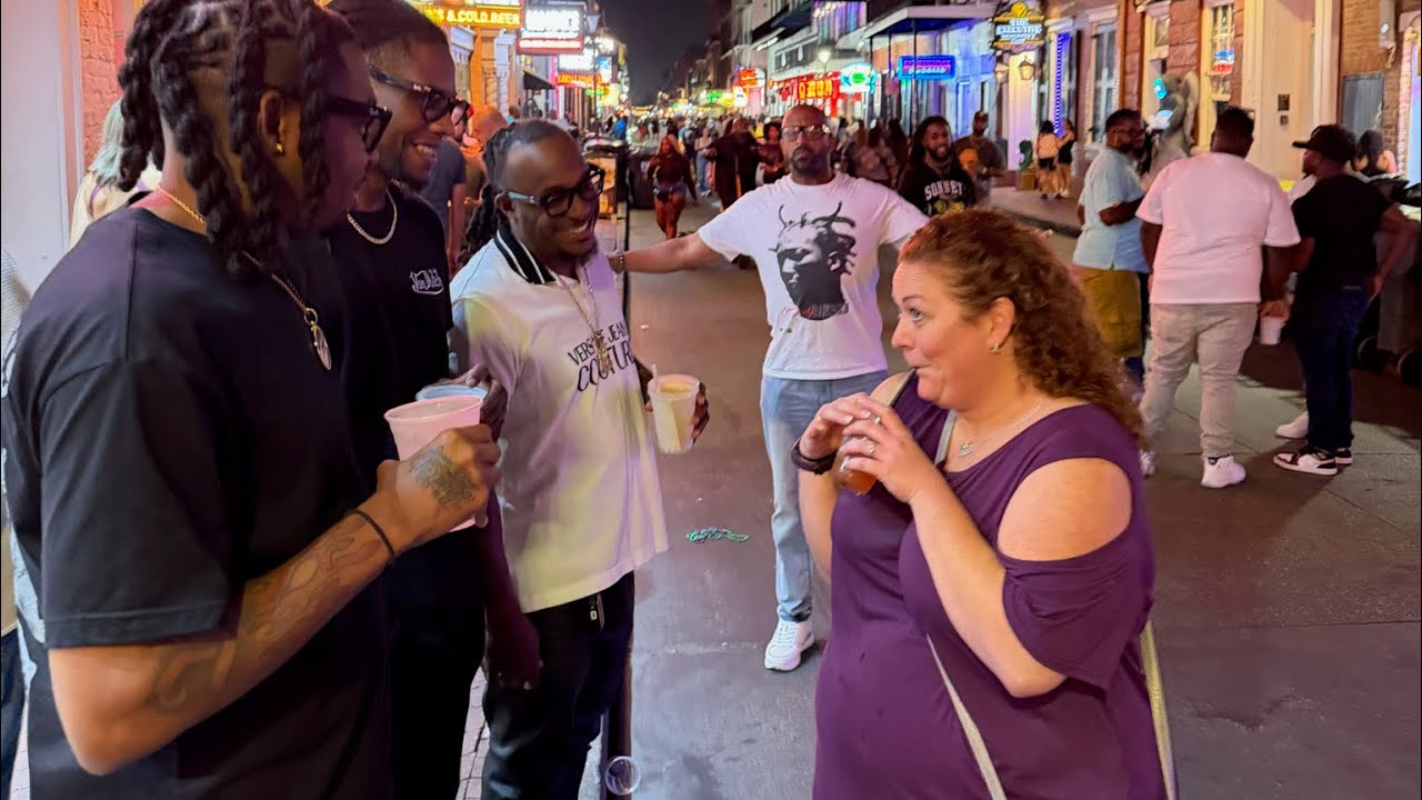 Бетани идет на Бурбон-стрит и красуется перед Ларри!