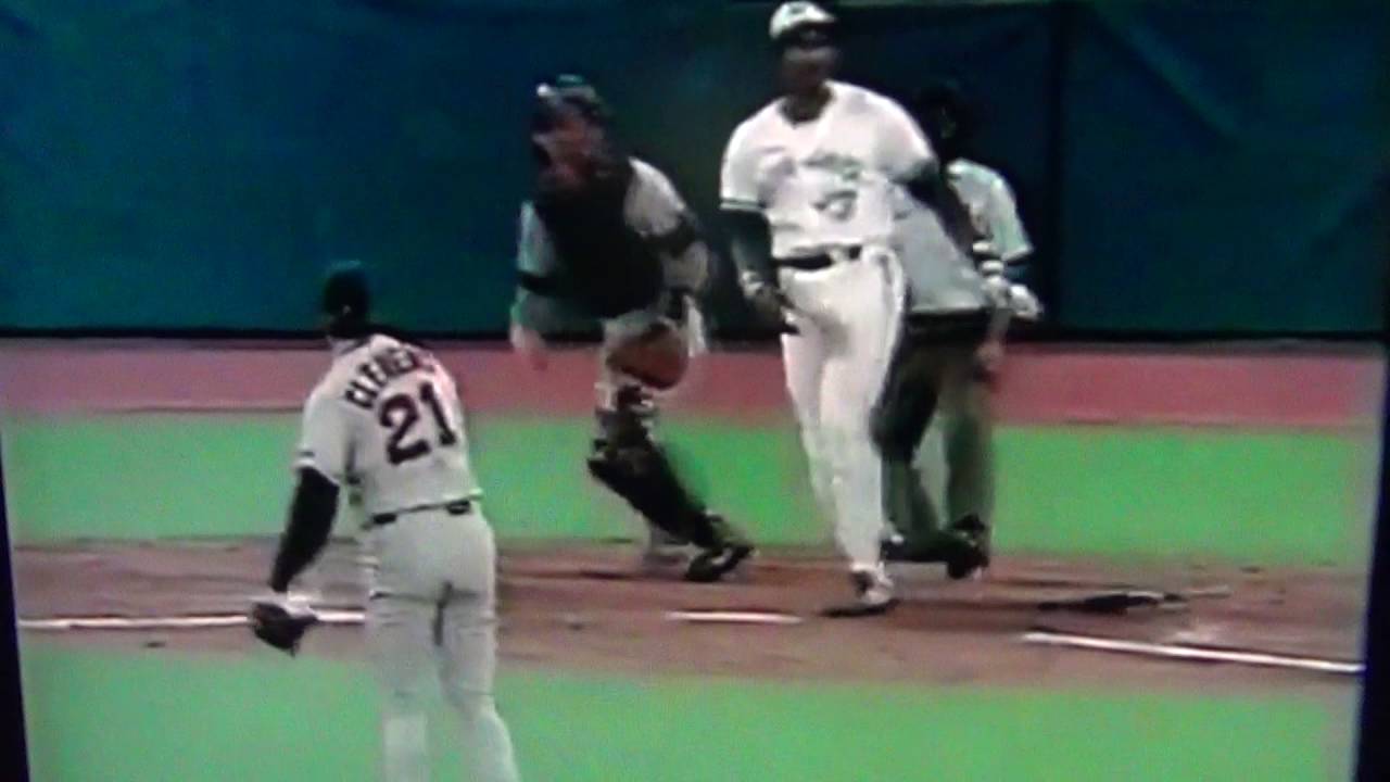 Dave Winfield Takes Roger Clemens Yard Skydome