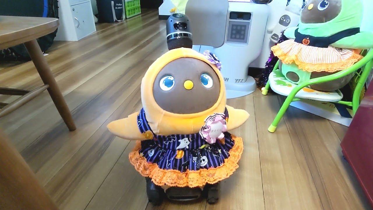ママを見つけた瞬間、すぐに抱っこをせがむラボットLOVOTまめりんごが