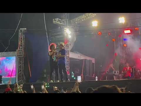Bocalom canta 'Garçom' com Wanderley Andrade e joga toalha para multidão