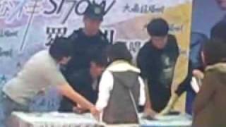 Show Luo Immediately Help his Disable Fans to Sign His Album..so kind and Thoughtful..LOVE HIM