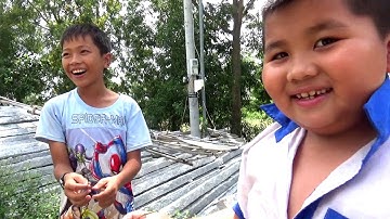 Qua xóm nghèo làng nghề chẻ đá có hai em chơi đá gà cỏ, Cô Tô, Tri Tôn, An Giang 06/09/2019